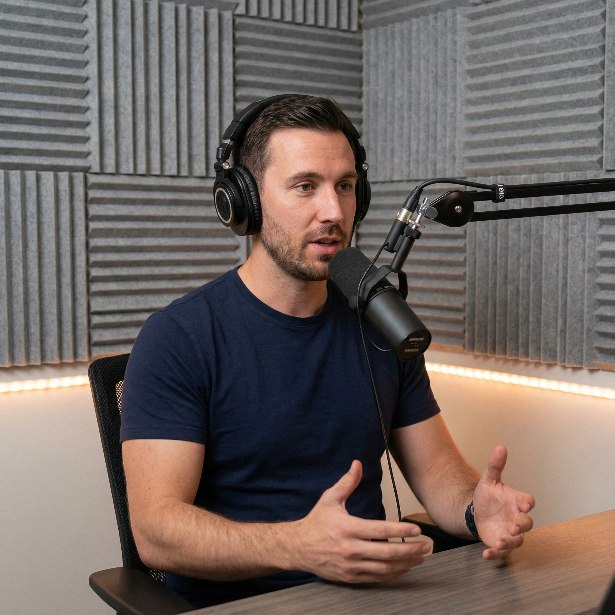 Интервьюер в подкаст-студии — Nano Banana Pro промт