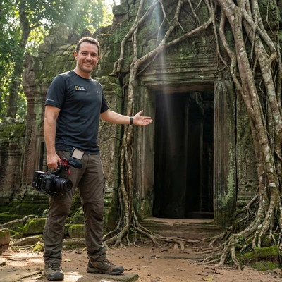 Блогер-путешественник в затерянном городе — AI промт для Nano Banana Pro