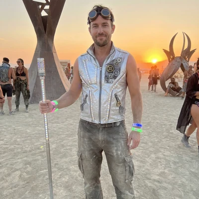 Гость фестиваля Burning Man — AI промт для Nano Banana Pro