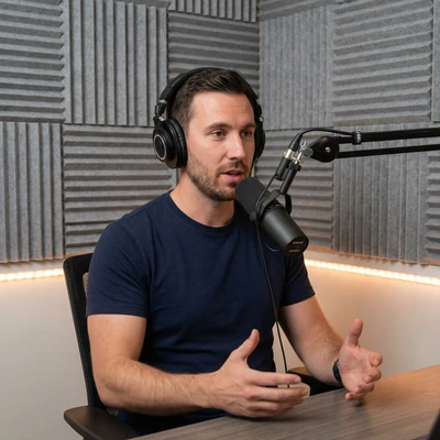 Интервьюер в подкаст-студии — AI промт для Nano Banana Pro