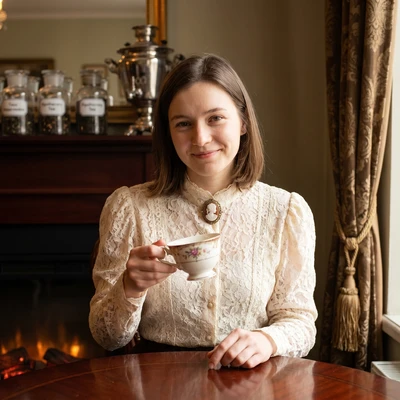 Хозяйка янтарной чайной — AI промт для Nano Banana Pro