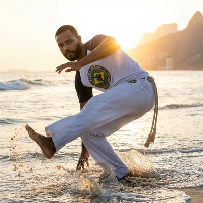 Мастер Капоэйры на закате в Сальвадоре — AI промт для Nano Banana Pro