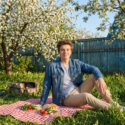 Первомайский пикник: Весенний сад — AI промт для Nano Banana Pro