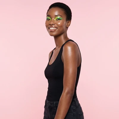 Тренд: Стеклянная кожа и неоновые тени — AI промт для Nano Banana Pro