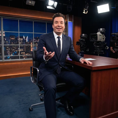 Ведущий вечернего шоу — AI промт для Nano Banana Pro