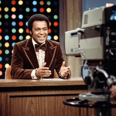 Ведущий вечернего ТВ-шоу в стиле 70-х — AI промт для Nano Banana Pro